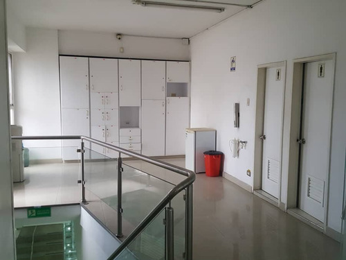 Imagen 20 de 30 de Para Oportunidad De Negocio, Local Comercial En Venta, Ubicado En Torre Venaragua, Calle Santos Michelena