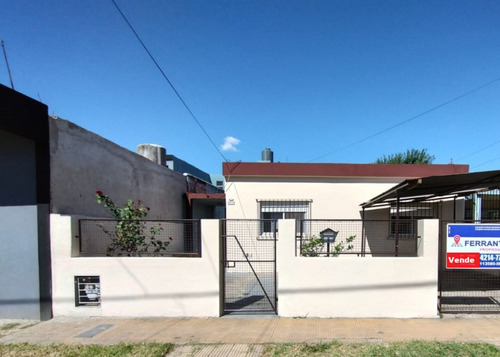 Venta De Casa En Lomas De Zamora, Barrio San Jose, Con Garage Y Fondo Libre