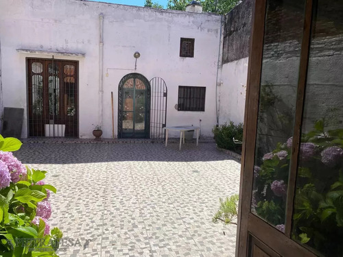 Casa En Venta 4 Dormitorios, 2 Baños, Fondo Y Garaje-inca-la Comercial