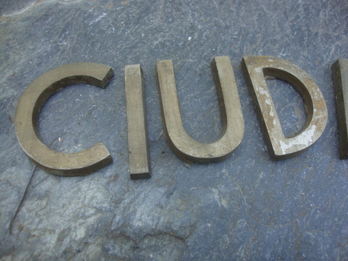 1/2- Letras Ciudadela Bronce 23,5 Largo X 4,3 Alto - 200 Grs (Usado)