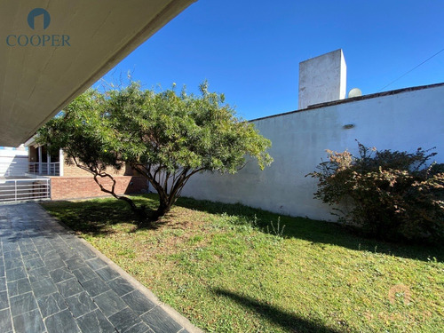 Imagen 18 de 27 de Casa De Categoría En Venta, Villa Cabrera, 4 Dormitorios