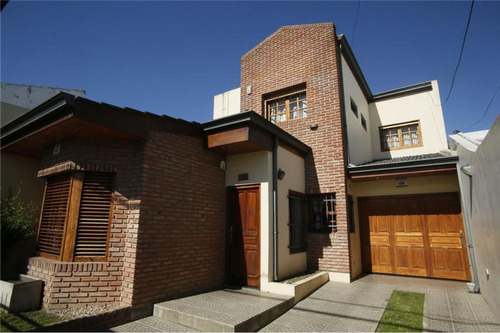 Casa En Venta - 3 Dormitorios 2 Baños 2 Cocheras - 230mts2 - Tolosa