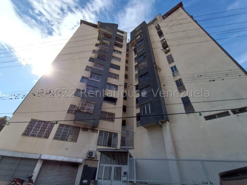 Jip 24-15496. En Venta Apartamento De 132,5 Mts2, Amplia Sala, Comedor, Balcón, Estudio, Cocina Empotrada, Maletero. En El Centro De La Victoria . Edo Aragua.