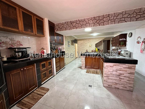 Casa Duples En Venta Ubicada En Zona Privilegiada Dentro De Urbanización En Montalbán 25-17897