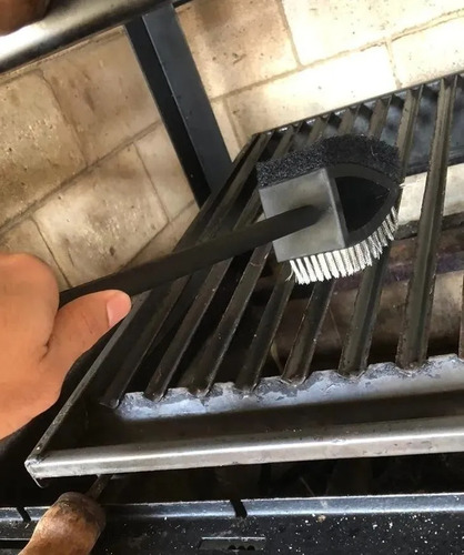 Imagem 4 de 4 de Escova Para Limpar Grelha Churrasqueira Cabo Espátula 3 Em 1