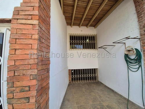 Daniela Linarez Vende Casas Bella En Urbanismo Privado De Cabudare Con Bellas Areas Comunes Con Tanque Subterraneo Acabados Impecables En Optimas Condiciones Visitala!
