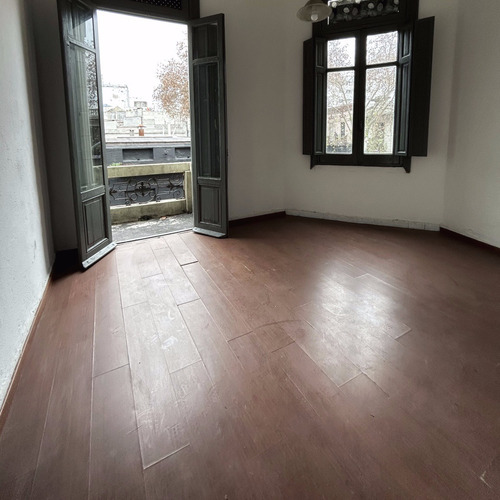 Alquiler De Amplia Casa Con 3 Dormitorios Y 2 Baños En Cordon Ideal Empresa