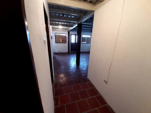 Imagen 4 de 9 de Alquilo Local Comercial En Av Cuatricentenaria