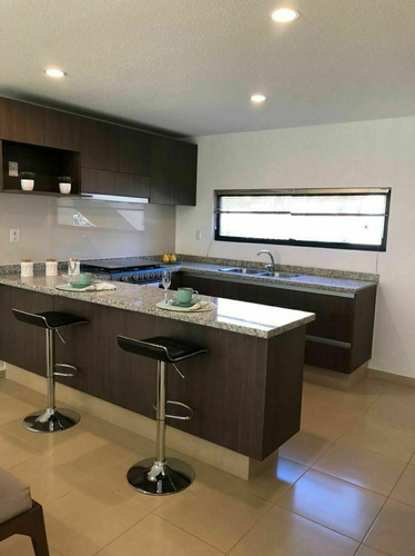 Se Vende Casa Entre El Refugio Y Zibata, 139 M2, Gran Jardín, 3 Recamaras