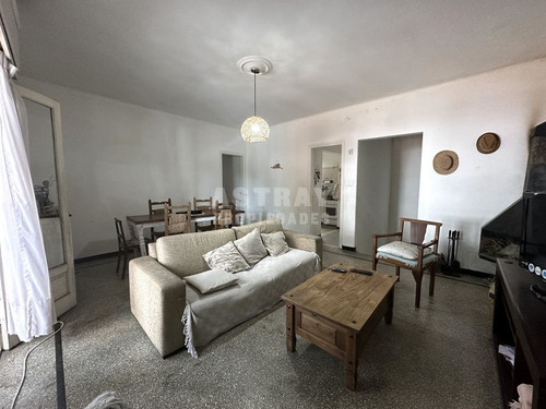 Imagen 2 de 17 de Casa En Venta De 3 Dormitorios En La Blanqueada (ref: Ast-2918)