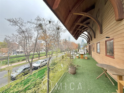 Casa De Tres Pisos Con Moderno Estilo Arquitectónico