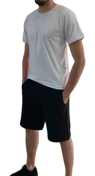 camisa branca e bermuda preta