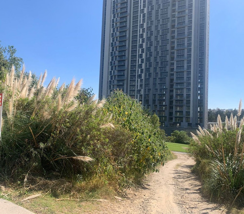 Bosque Real, Magnifico Terreno Plano Que Da Al Campo De Golf