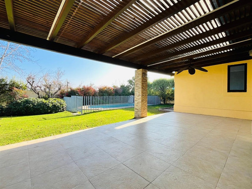 Casa En Arriendo De 4 D,piscina, En Condominio, Piedra Roja.
