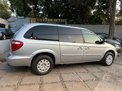 Imagen 9 de 25 de Chrysler Town Country 2005 Flamantísima