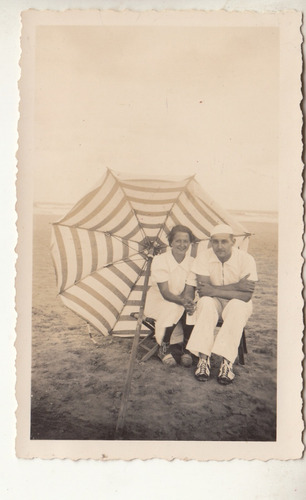 1937 Playa Aguas Dulces Fotografia Sombrilla Y Ropas Vintage