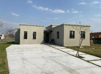Casa En 1 Planta Con Lote A La Laguna. Con Pileta. San Matías.