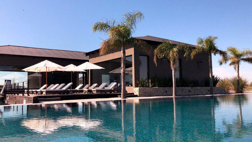 Imagen 2 de 30 de Casa Venta Naudir 4 Dormitorios Galeria Parrilla Pileta Gran Jardin