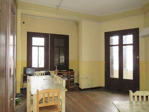Venta Edificio Esquina Que Consta De Casa De Altos Y 2 Locales Con Renta En El Centro