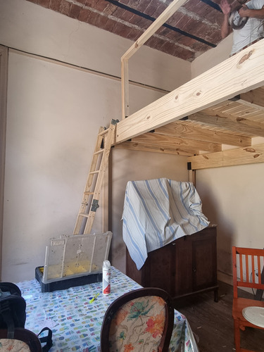 Entrepiso De Madera Con Escalera Y Balconeos Elegantes
