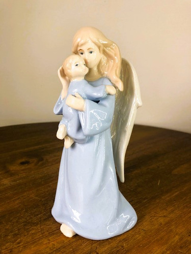 Estatueta Anjo Perolado Com Criança Em Porcelana 18cm