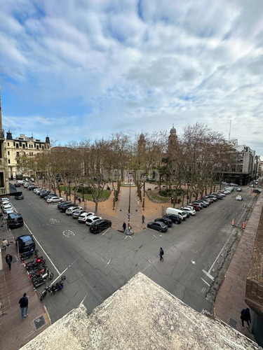 Oficinas Frente A Plaza Matriz - Ciudad Vieja
