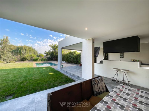 Casa En Venta De 5 Dorm. En Colina