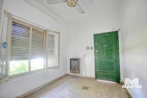 Casa 3 Ambientes Con Cochera Para Mejorar. Zona Comercial.