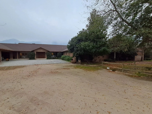 Exclusiva Propiedad Con Casa Principal Y Terreno De 9 Ha.