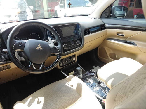 Imagem 14 de 15 de Mitsubishi Outlander 4x4-at 3.0 V-6 4p 2018