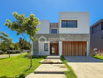 Comprar Casa En Venta De 6 Dormitorios 4 Baños En El Yacht Nordelta, Tigre. Lote Al Rio Con Muelle!