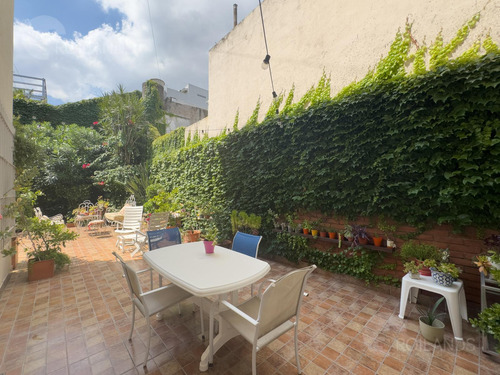 Venta Casa 7 Ambientes Con Patio, Cochera Y Playroom En Almagro