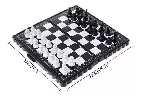Mini jogo de xadrez com tabuleiro em madeira e peças em
