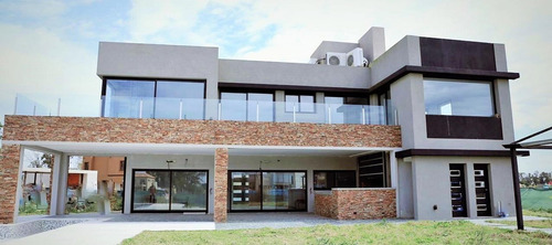 Imagen 2 de 13 de Lagos De San Eliseo - Residencia Moderna Con Vista Al Lago