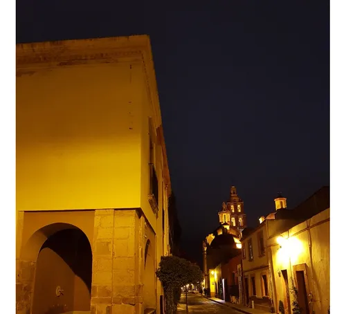 Ubicadísima, En Una De Las Calles Más Lindas De Querétaro, En El Corazón De Su Centro Histórico!