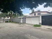 Comprar Prados Del Este !! Hermosa Quinta Remodelada, 800 M2 Terreno, 750 M2 Const., 4 Hab, 6 Baños, 4 Pe, 2 Hab. Servicio, Cocina Moderna, Amplias Áreas Sociales Con Terraza, Bello Jardín. Calle Cerrada !!