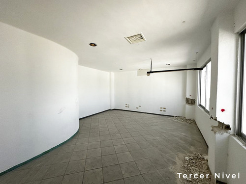 Renta De Edificio De Tres Pisos, En Avenida Prol Montejo, Para Adecuar