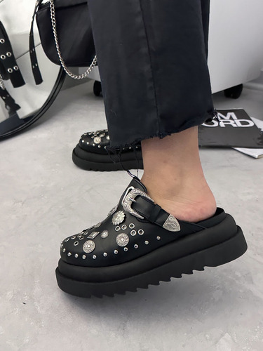 Zapato Zueco Birk Negro Aplique De Tacha Plataforma Base Eva