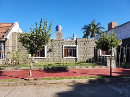 Casa En Venta De 3 Dormitorios, Apto Crédito - Barrio Las Rosas - foto 1
