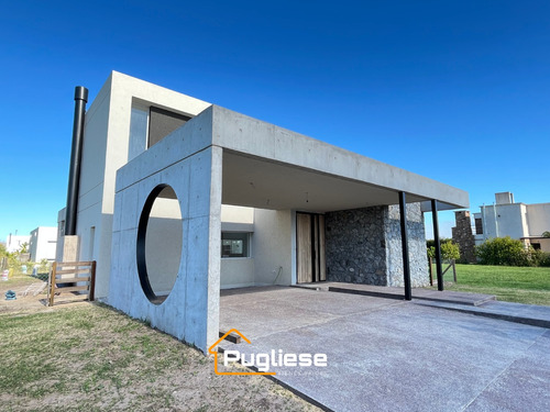 Casa A Estrenar En Venta En Barrio Ceibos - Puertos. Cochera Techada, Pileta - Orientación Este