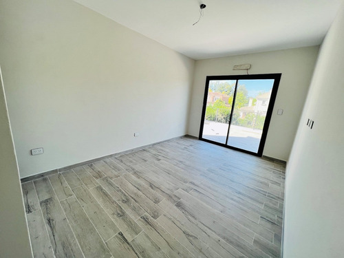 Imagen 19 de 30 de Casa A Estrenar En Haras! Excelente Lote, 4 Dormitorios, Jardin Y Piscina! Excelentes Terminaciones!