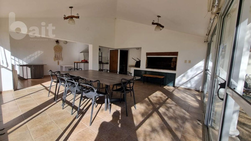 Imagen 29 de 30 de Venta Casa En Villa Belgrano, 4 Dormitorios Y 5 Baños Con Gran Parque!!