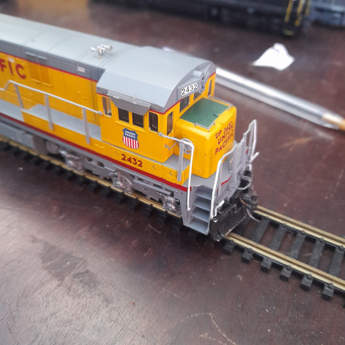 Imagem 2 de 10 de Locomotiva Ho Ge C30-7 Up 2432 Atlas 9 Polegadas /19