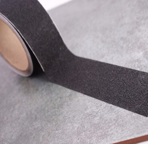 Imagen 3 de 9 de Cinta Adhesiva Antideslizante Negra 48mm X 18mts