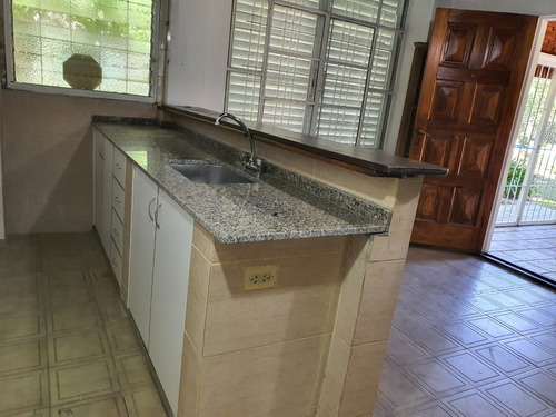 Imagen 8 de 20 de Hermosa Casa Quinta Con Quincho Y Pileta.