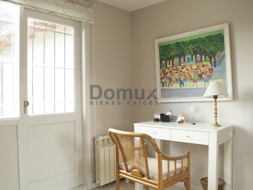 Destacada Propiedad En Barrio Melipal 250m2
