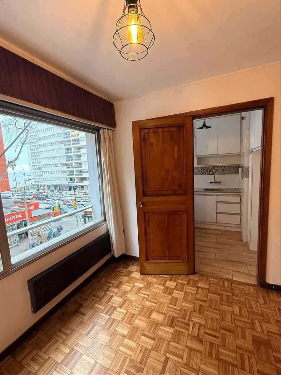 Se Alquila Apartamento Al Frente, 1 Dormitorio, Ubicado Sobre Benito Blanco, Con Vista Hacia La Rambla. · Foto 4