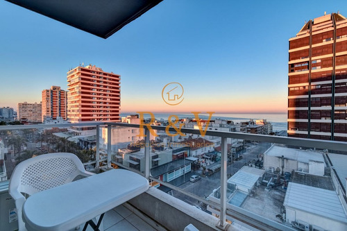 Imagen 8 de 21 de Venta De Apartamento Monoambiente Con Terraza Y Garaje En El Corazón De La Península, Punta Del Este