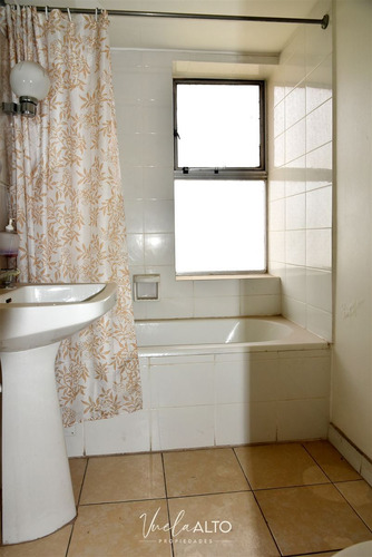 Depto. En Venta 2 Dorm Y Servicios / Vitacura / 2 Estac.
