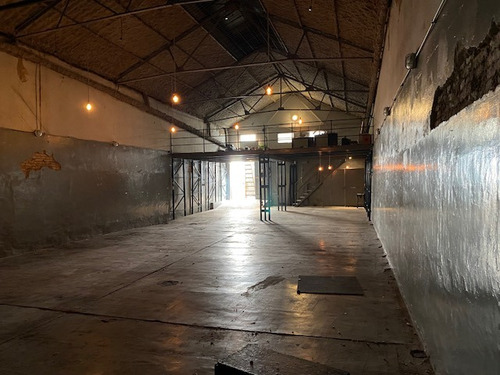 Galpon , Local Y Oficinas Con Vestidores A Tres Cuadras Del Cid Capeador , 650 M2